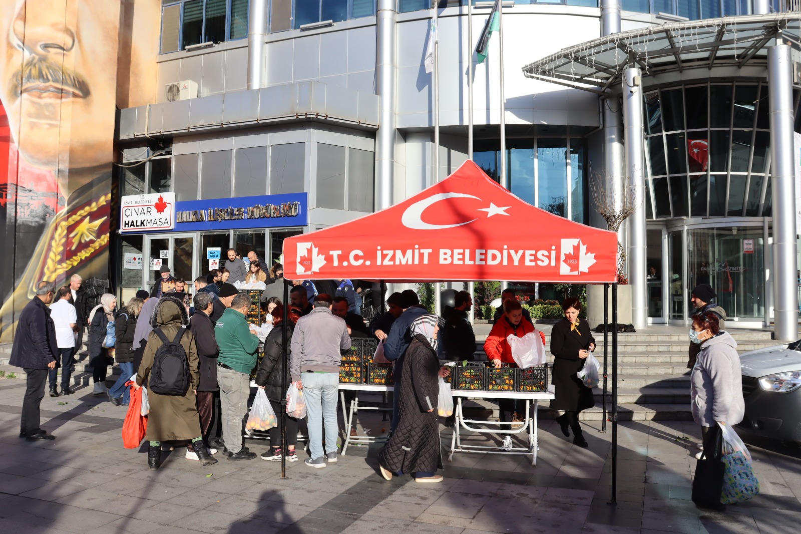 Mersin Mezitli Belediyesinin gönderdiği meyveler İzmit halkına dağıtıldı (8)