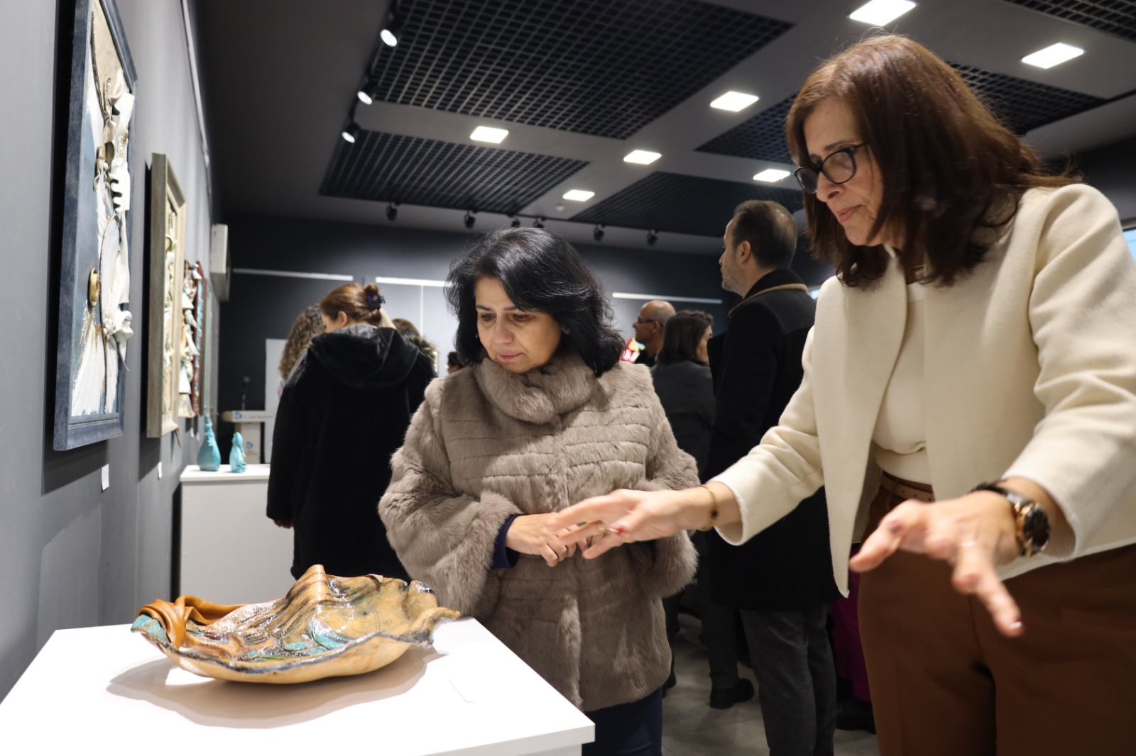 Nurhan Gündoğdu, Sibel Solakoğlu'na eserler hakkında bilgi verirken (1)