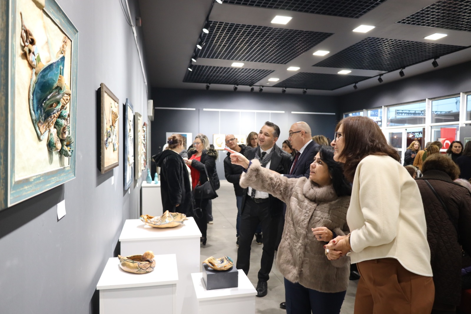 Nurhan Gündoğdu, Sibel Solakoğlu'na eserler hakkında bilgi verirken (2)