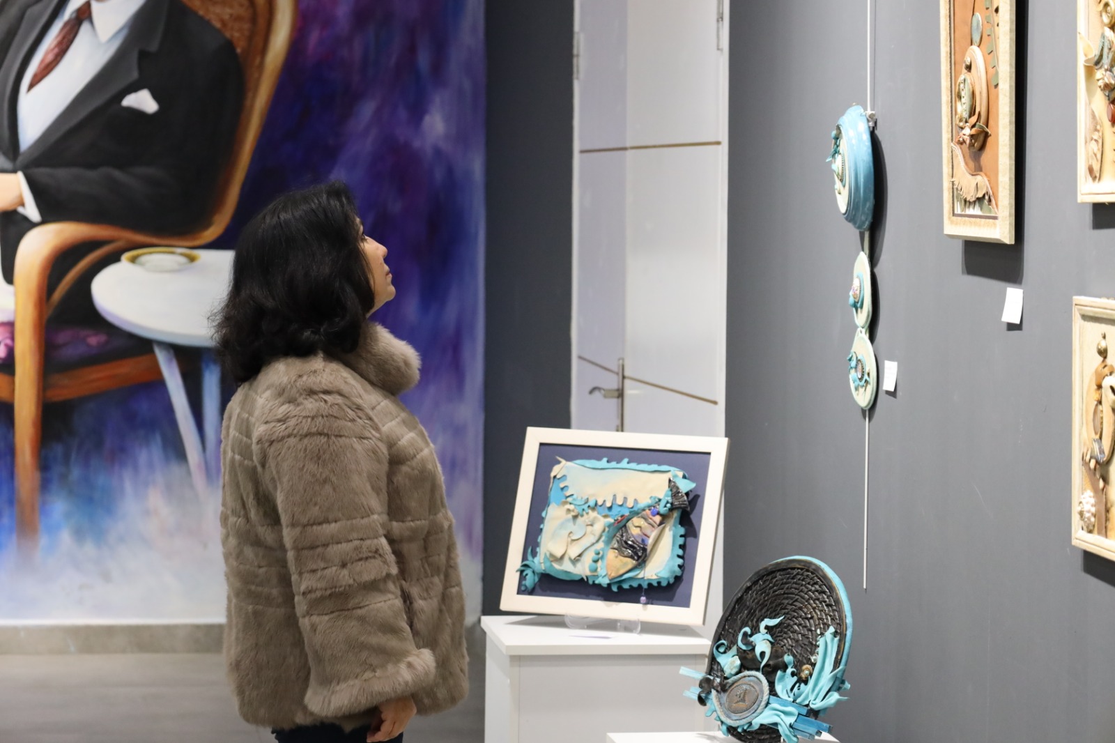 Sibel Solakoğlu sergiyi gezerken (2)