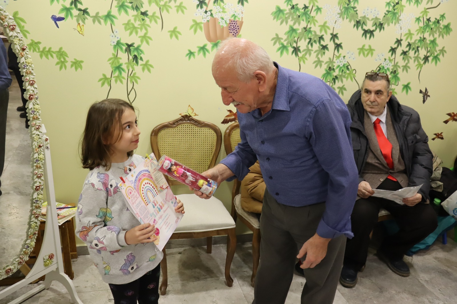Asırlık çınarlardan Kısa Mola çocuklarına karne sürprizi (4)