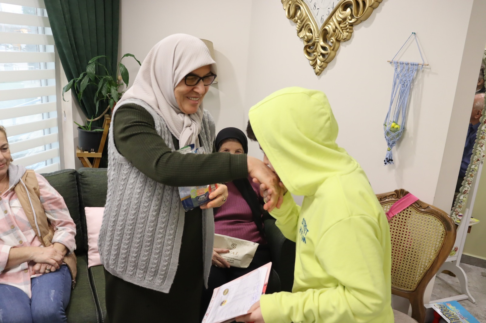 Asırlık çınarlardan Kısa Mola çocuklarına karne sürprizi (7)