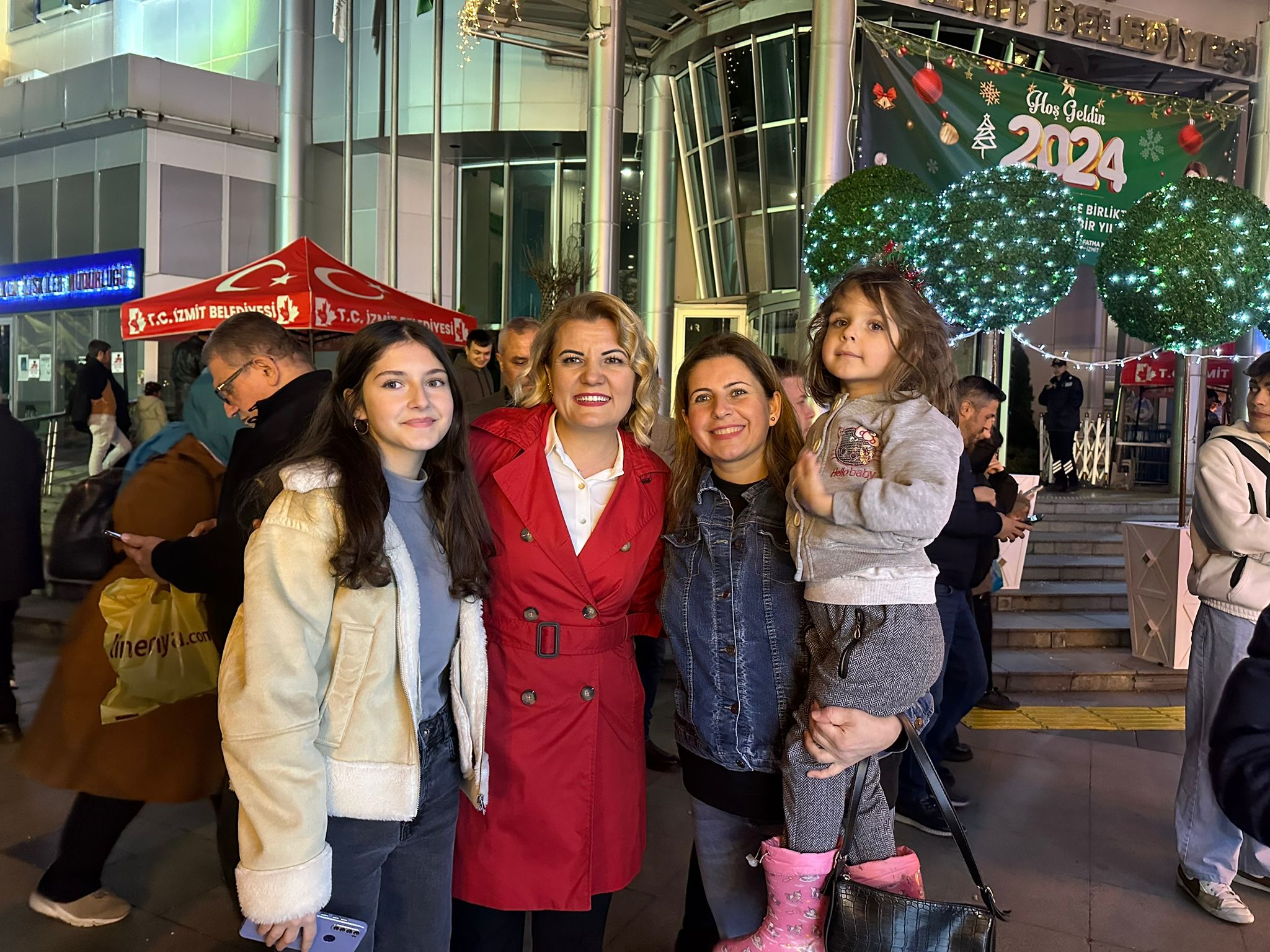 Baskan Hürriyet, 2024e saatler kala esnaf ve vatandaslara iyi yillar diledi (13)