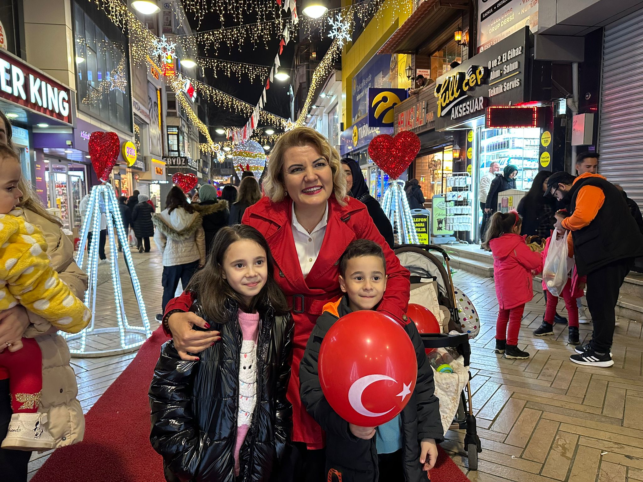 Baskan Hürriyet, 2024e saatler kala esnaf ve vatandaslara iyi yillar diledi (4)