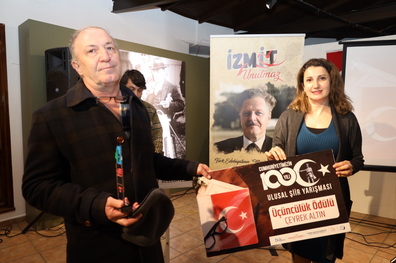 Dilek Yalçın, Ulaş Can Çakan'ın ödülünü babası Mustafa Çakan'a takdim ederken