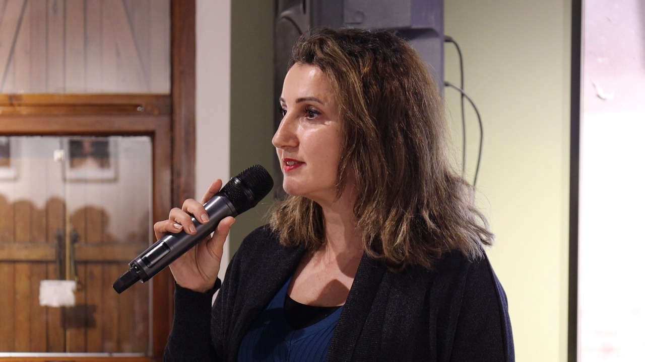 İzmit Belediye Başkan Yardımcısı Dilek Yalçın program kapsamında şiir okurken