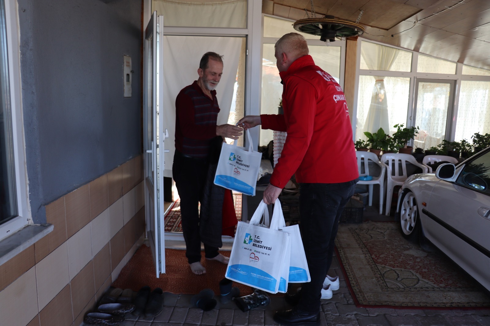 İzmit Belediyesi Çınar Ekibi, Orhaniye’de çalınmadık kapı bırakmadı (1)