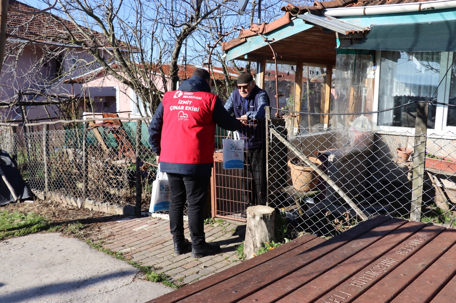 İzmit Belediyesi Çınar Ekibi, Orhaniye’de çalınmadık kapı bırakmadı (8)