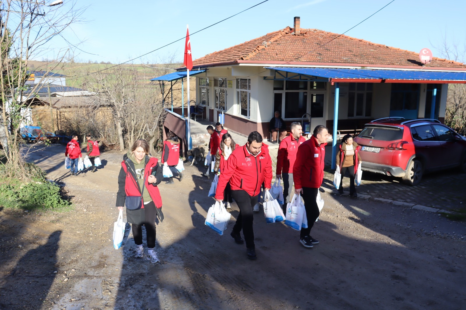 İzmit Belediyesi Çınar Ekibi, Yenice Köyü’nde vatandaşın kapısını çaldı (5)