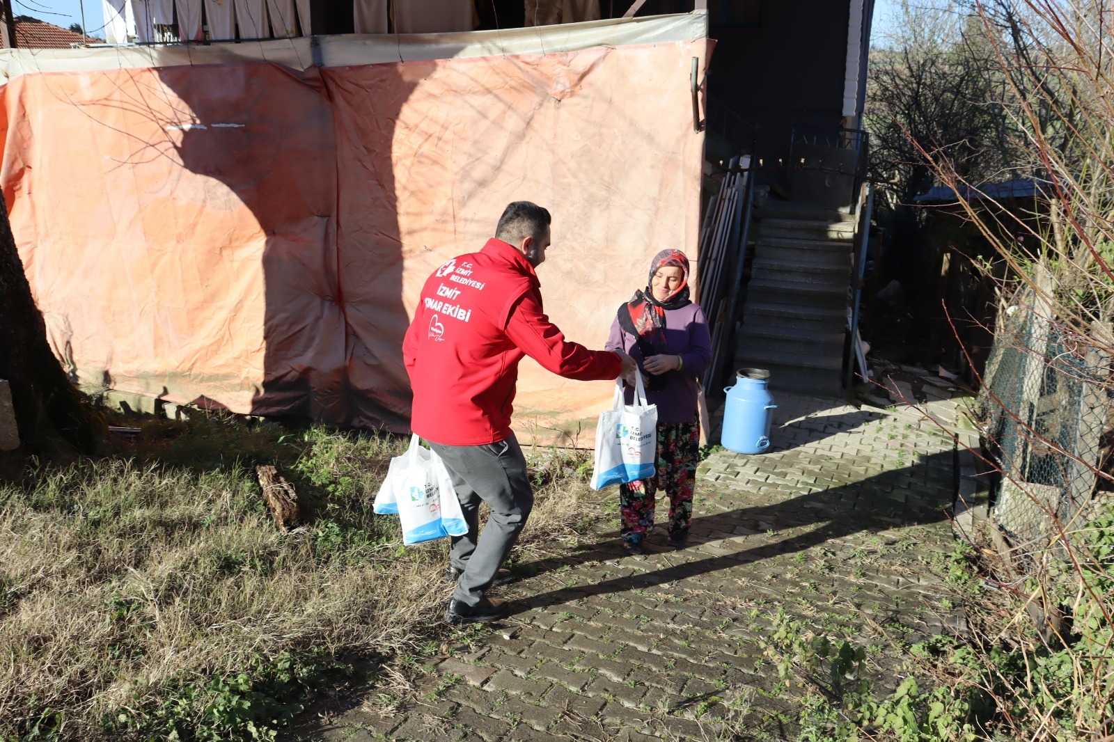 İzmit Belediyesi Çınar Ekibi, Yenice Köyü’nde vatandaşın kapısını çaldı (6)