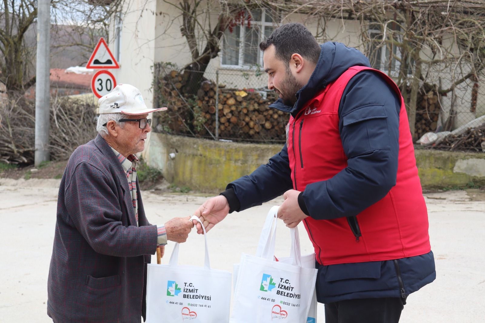 İzmit Belediyesi Çınar Ekibi köy ziyaretlerine devam ediyor (2)