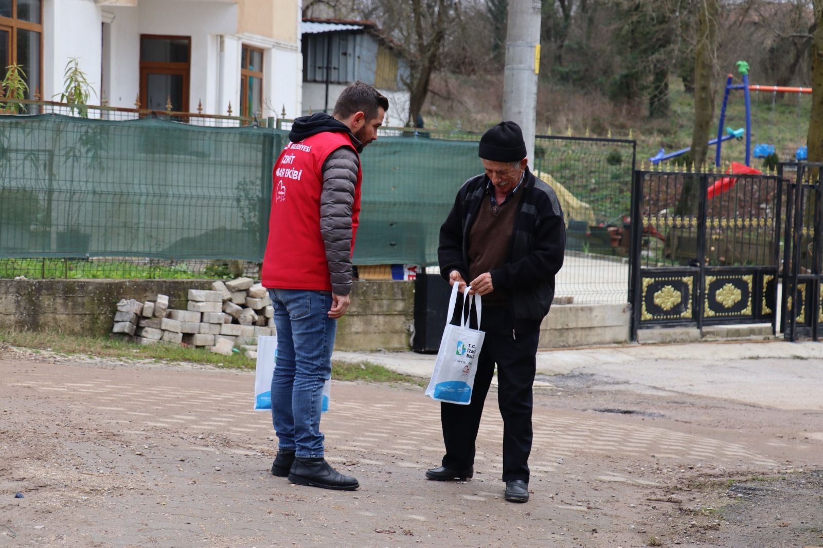 İzmit Belediyesi Çınar Ekibi köy ziyaretlerine devam ediyor (3)