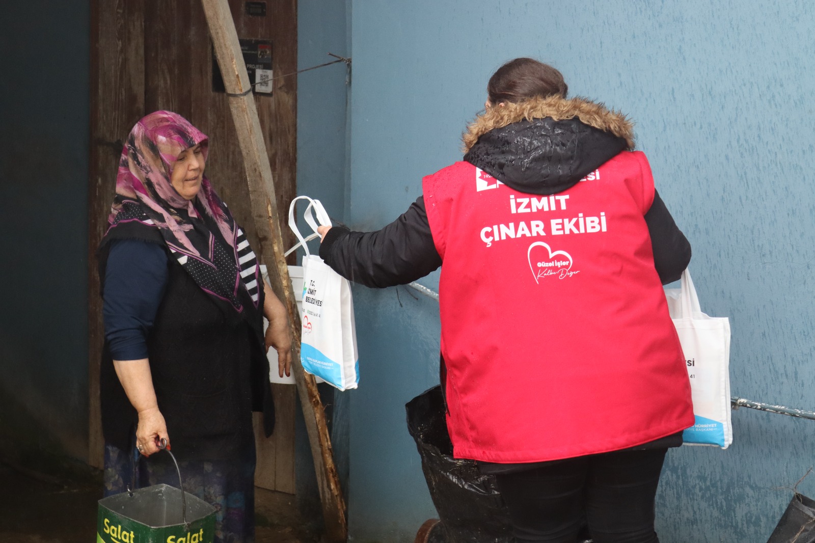 İzmit Belediyesi Çınar Ekibi köyleri gezerek gönüllere dokunmaya devam ediyor (3)