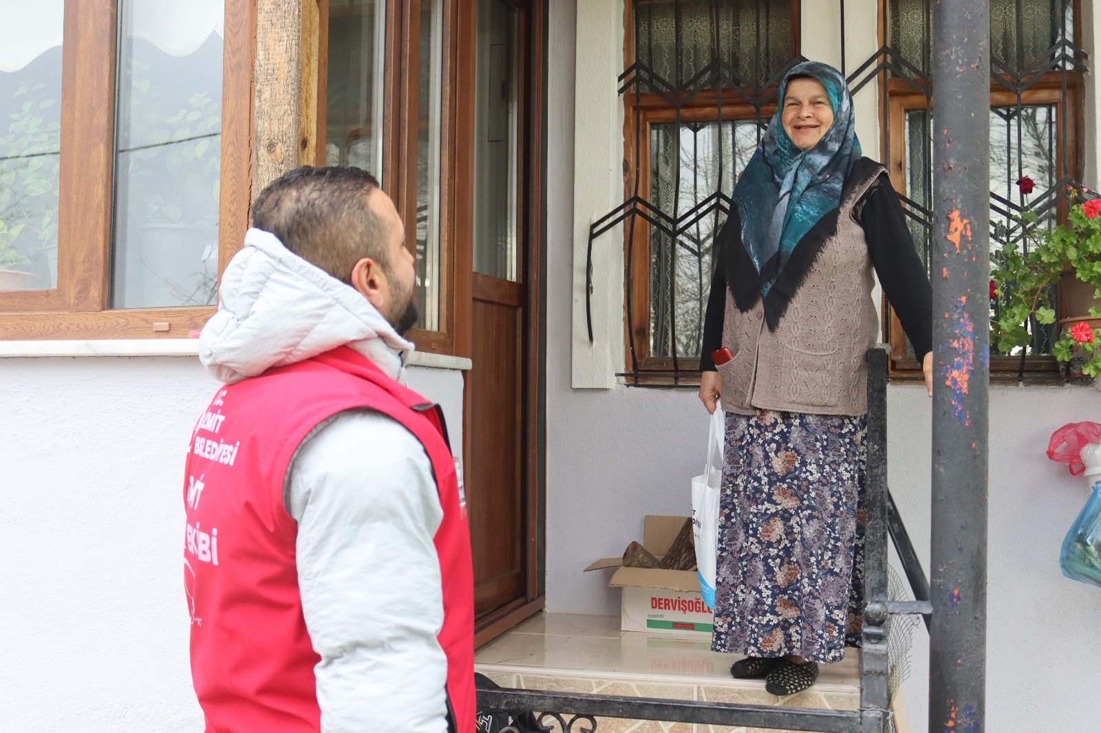 İzmit Belediyesi Çınar Ekibi köyleri gezerek gönüllere dokunmaya devam ediyor (4)