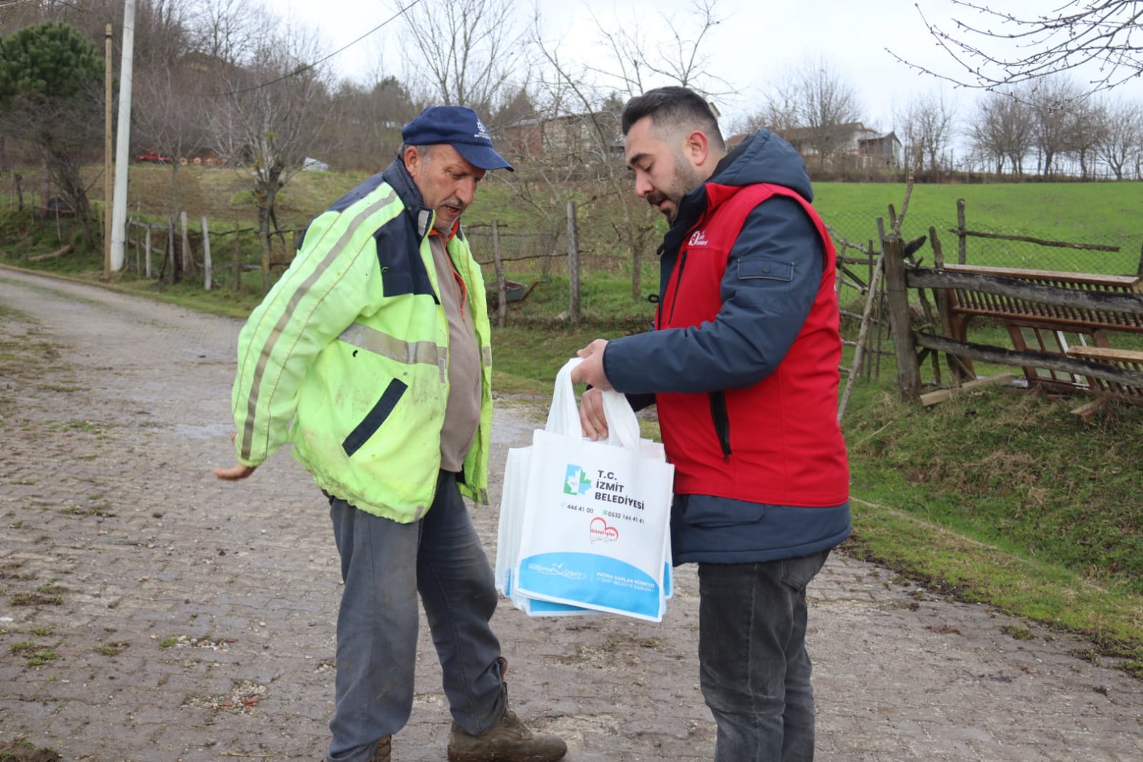 İzmit Belediyesi Çınar Ekibi köyleri karış karış geziyor (6)