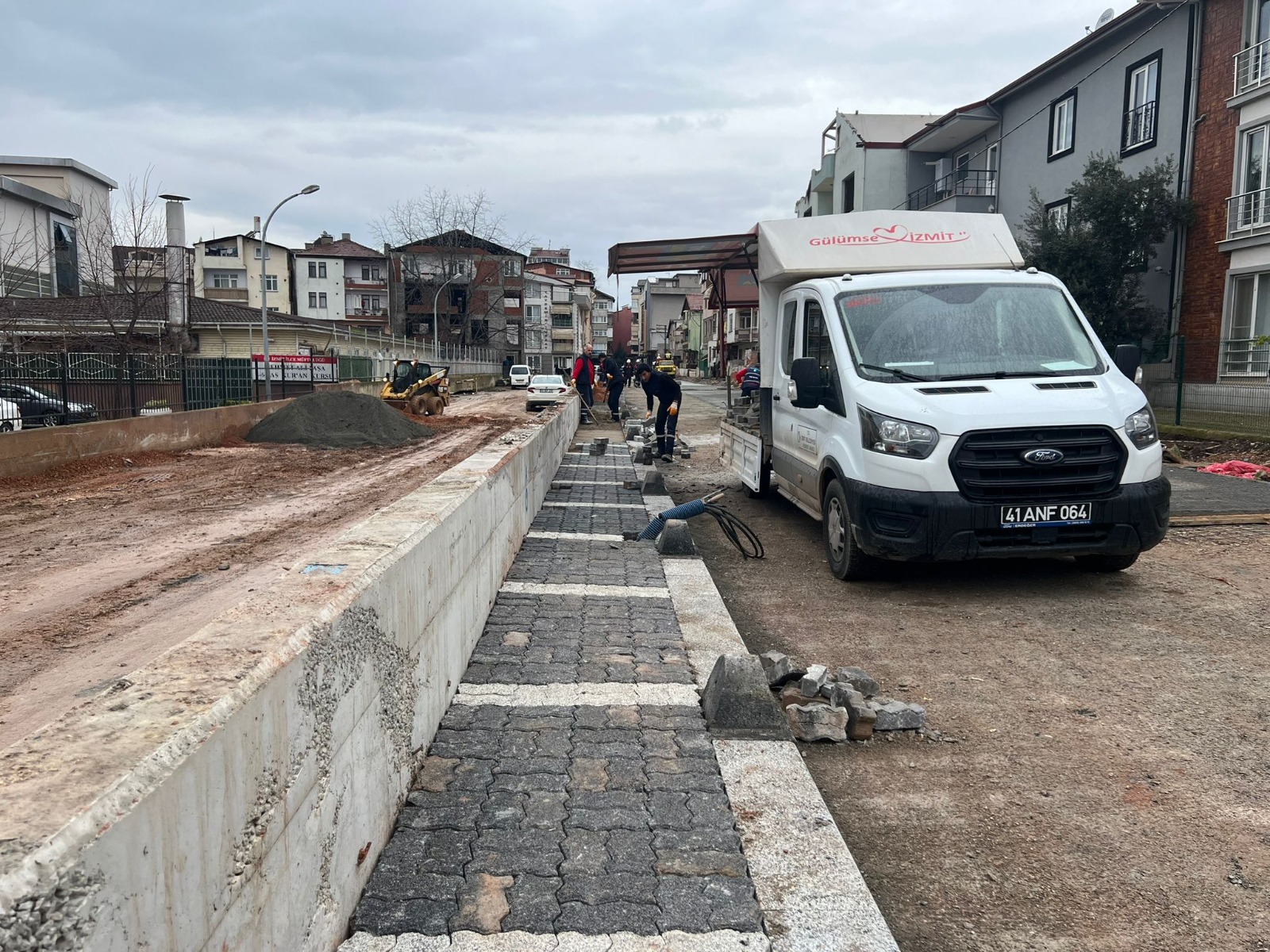 İzmit Belediyesi Mustafa Çalık Sokağı konfora kavuşturuyor (7)