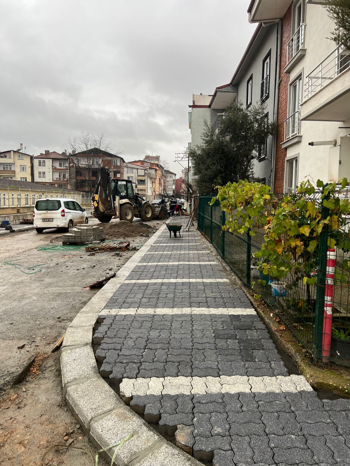 İzmit Belediyesi Mustafa Çalık Sokağı konfora kavuşturuyor (9)