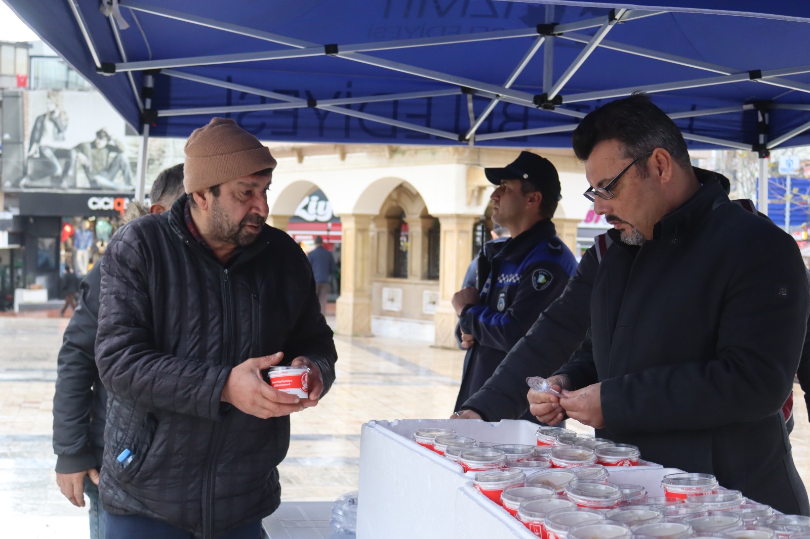 İzmit Belediyesi Yahya Kaptan anısına helva dağıttı (2)