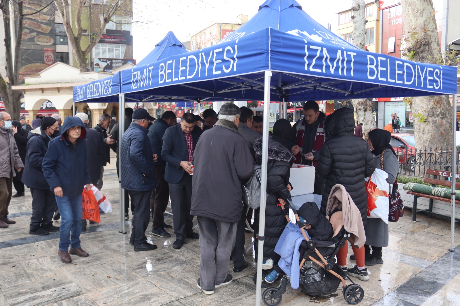 İzmit Belediyesi Yahya Kaptan anısına helva dağıttı (3)