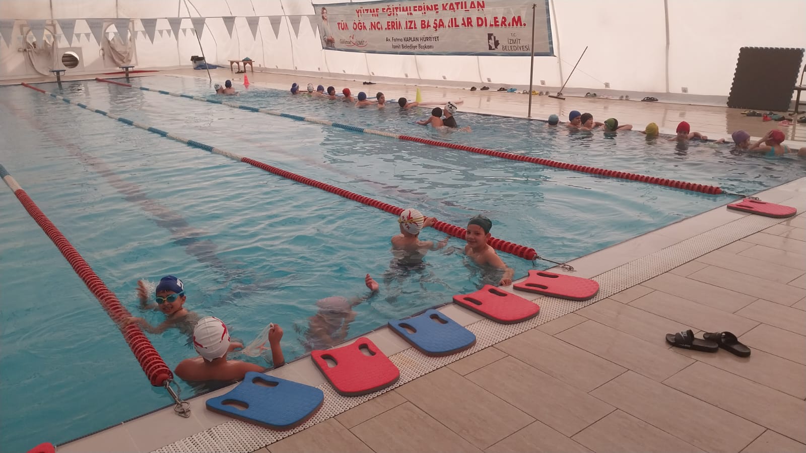 İzmit Belediyesi ile çocuklar yarıyıl tatilinde yüzme öğreniyor (3)
