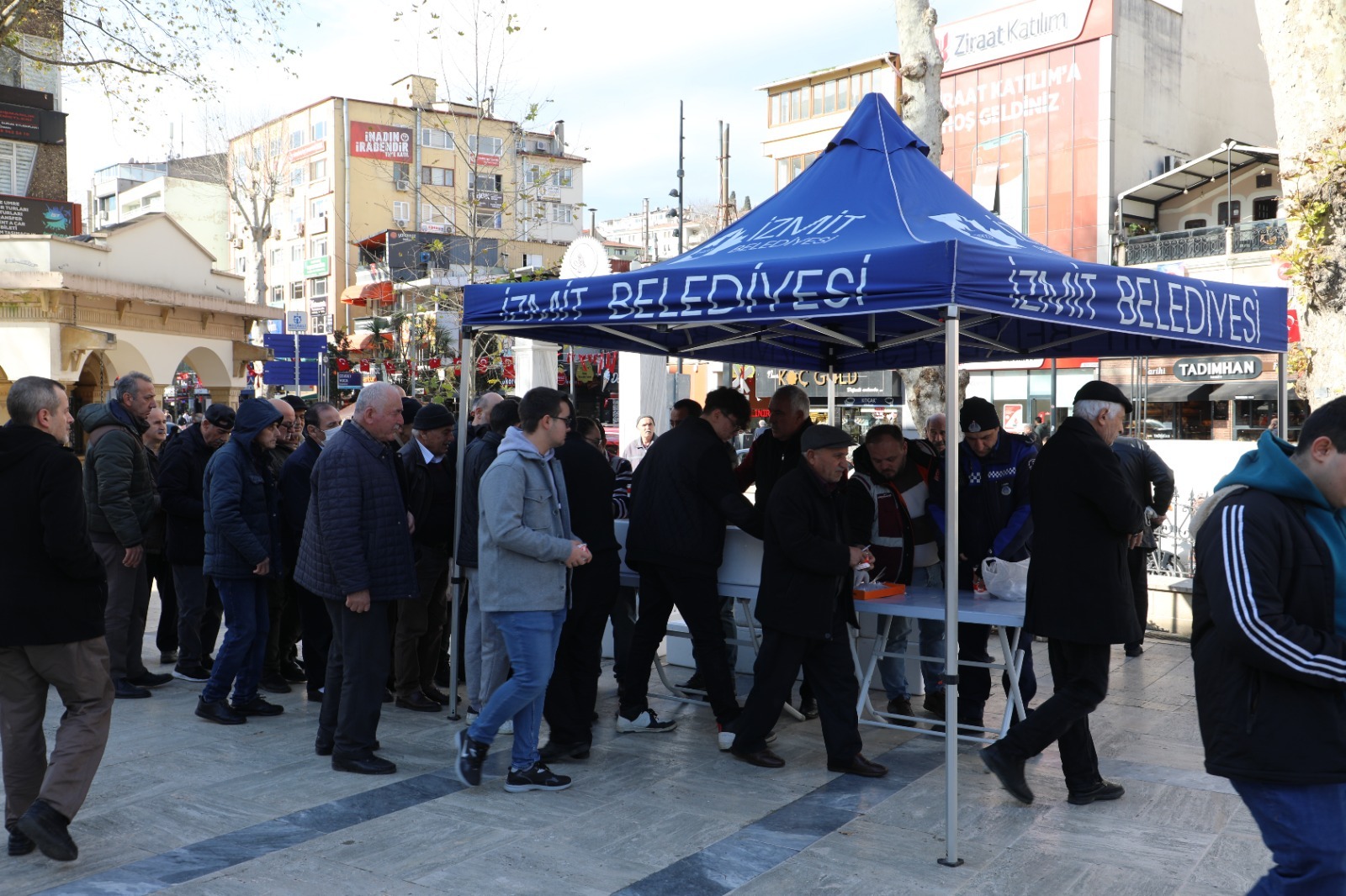 İzmit Belediyesi, kahraman şehitlerimiz için helva dağıttı (1)