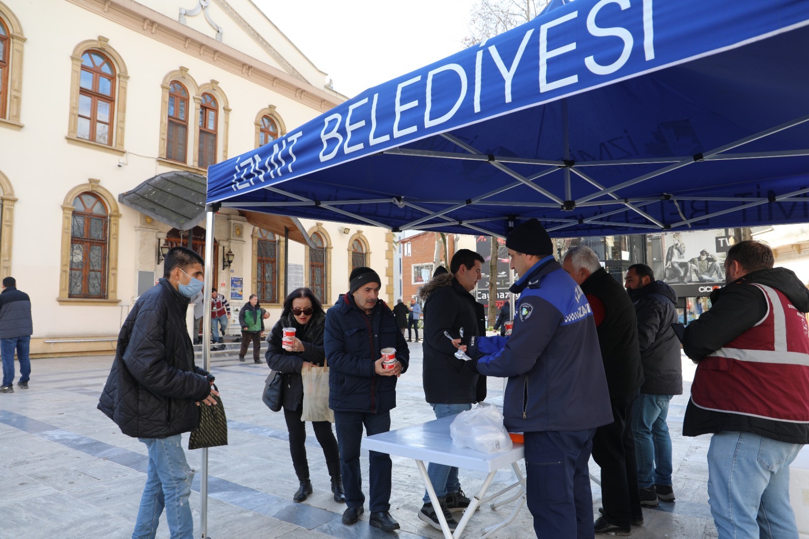 İzmit Belediyesi, kahraman şehitlerimiz için helva dağıttı (10)