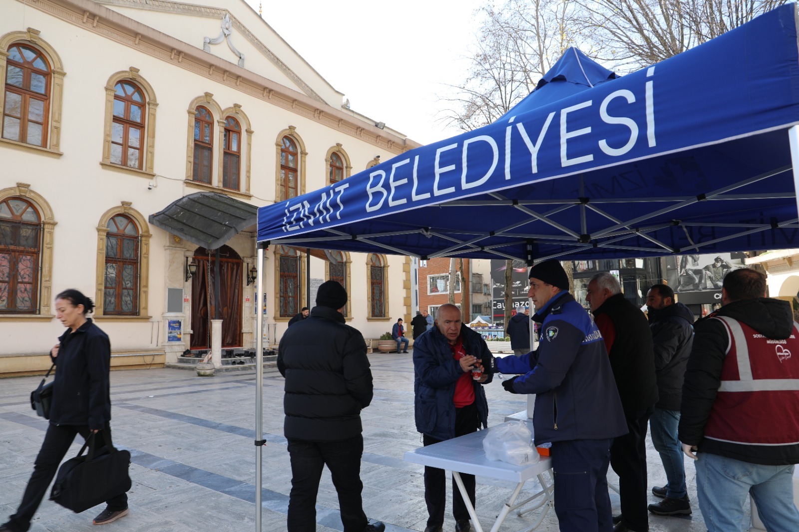 İzmit Belediyesi, kahraman şehitlerimiz için helva dağıttı (15)