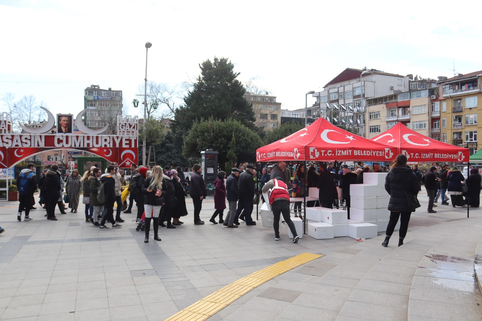 İzmit Belediyesi, kahraman şehitlerimiz için helva dağıttı (16)