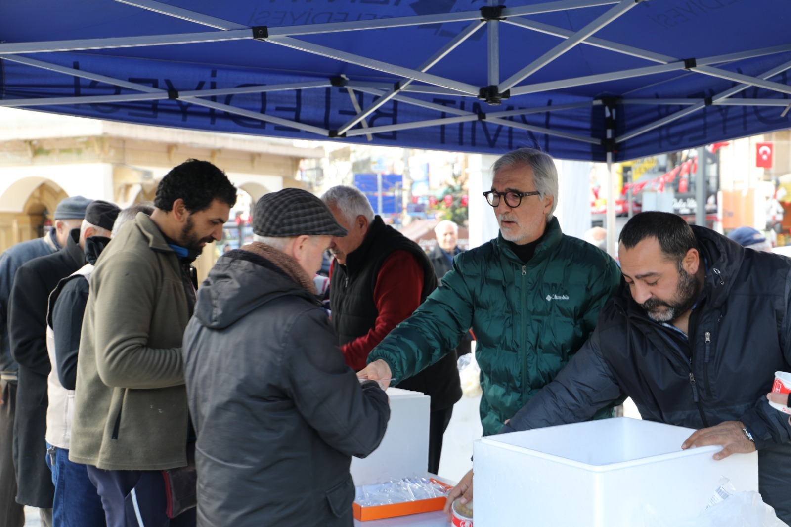 İzmit Belediyesi, kahraman şehitlerimiz için helva dağıttı (3)