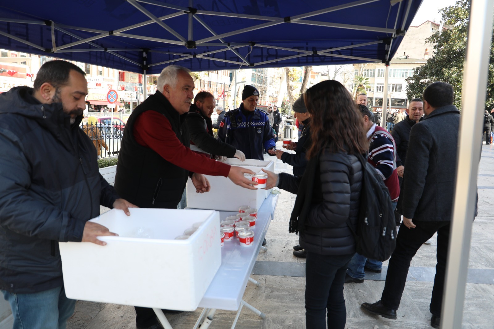 İzmit Belediyesi, kahraman şehitlerimiz için helva dağıttı (8)
