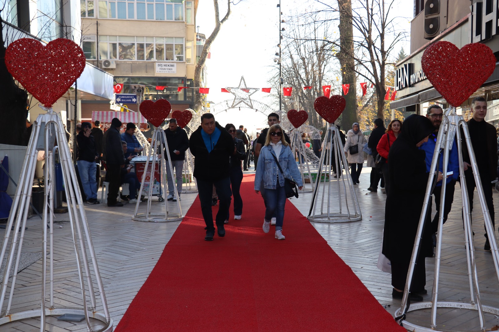 Izmit Belediyesi vatandasin ayagina kirmizi hali serdi (5)