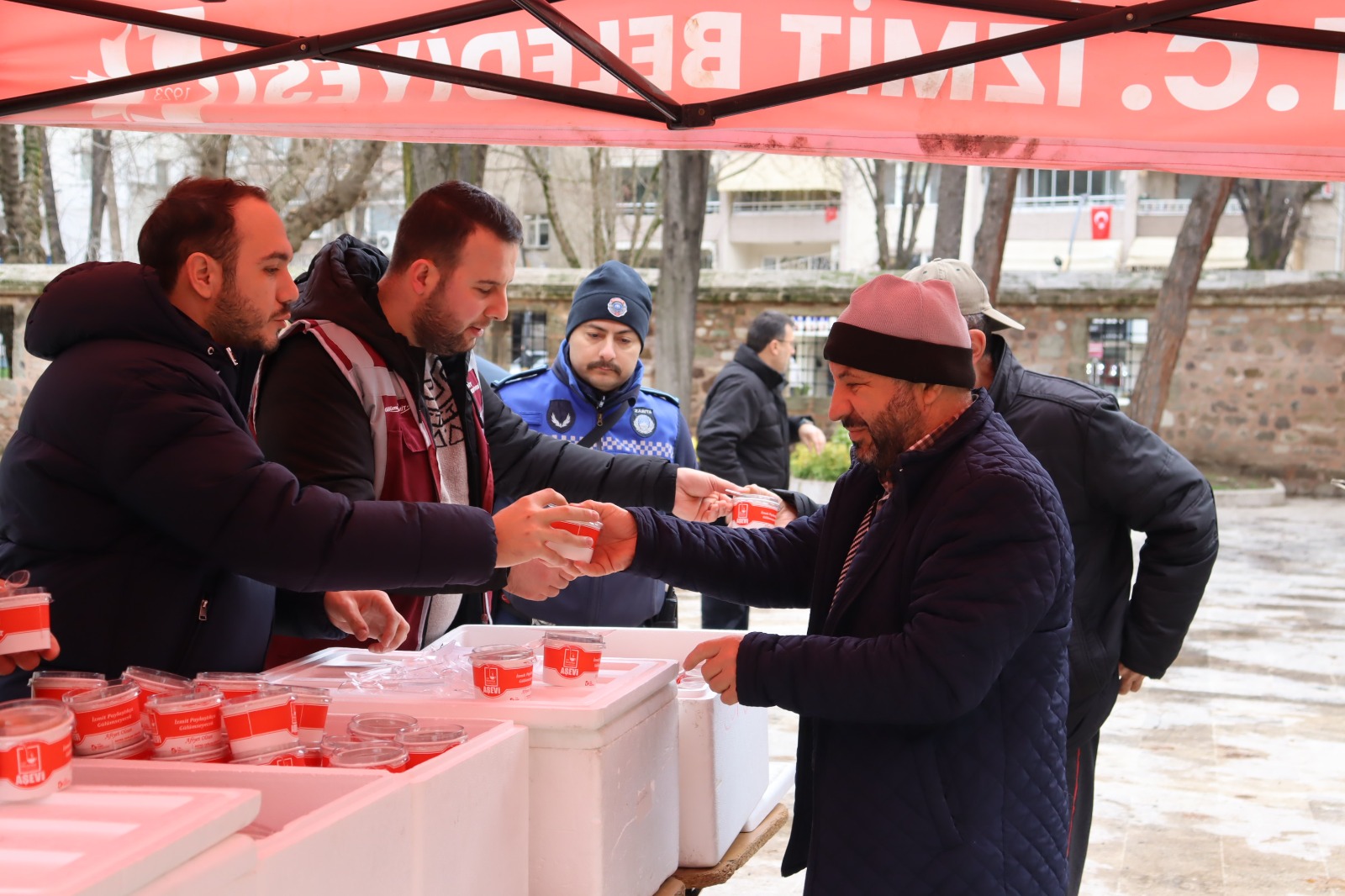 İzmit Belediyesinden Regaip Kandili’nde vatandaşlara helva ikramı (1)