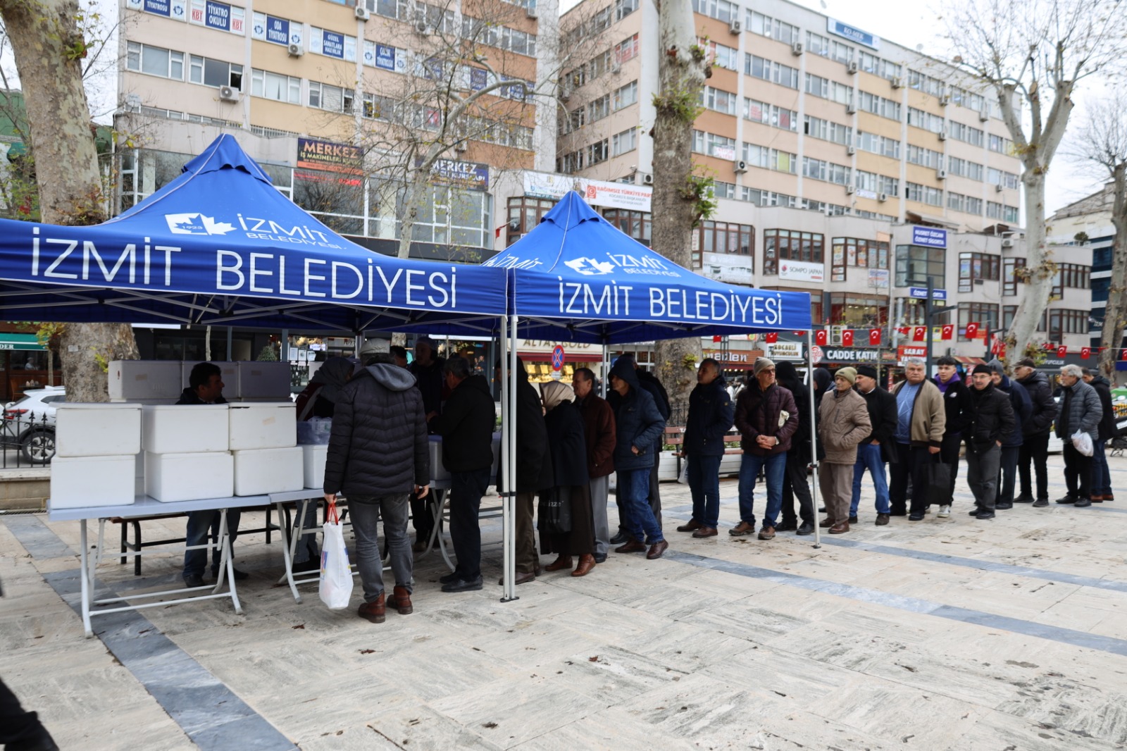İzmit Belediyesinden Regaip Kandili’nde vatandaşlara helva ikramı (10)
