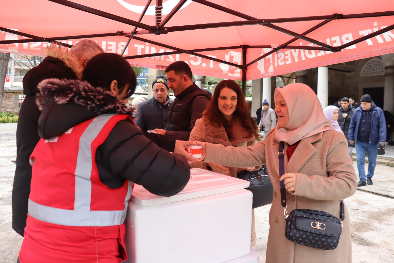 İzmit Belediyesinden Regaip Kandili’nde vatandaşlara helva ikramı (11)