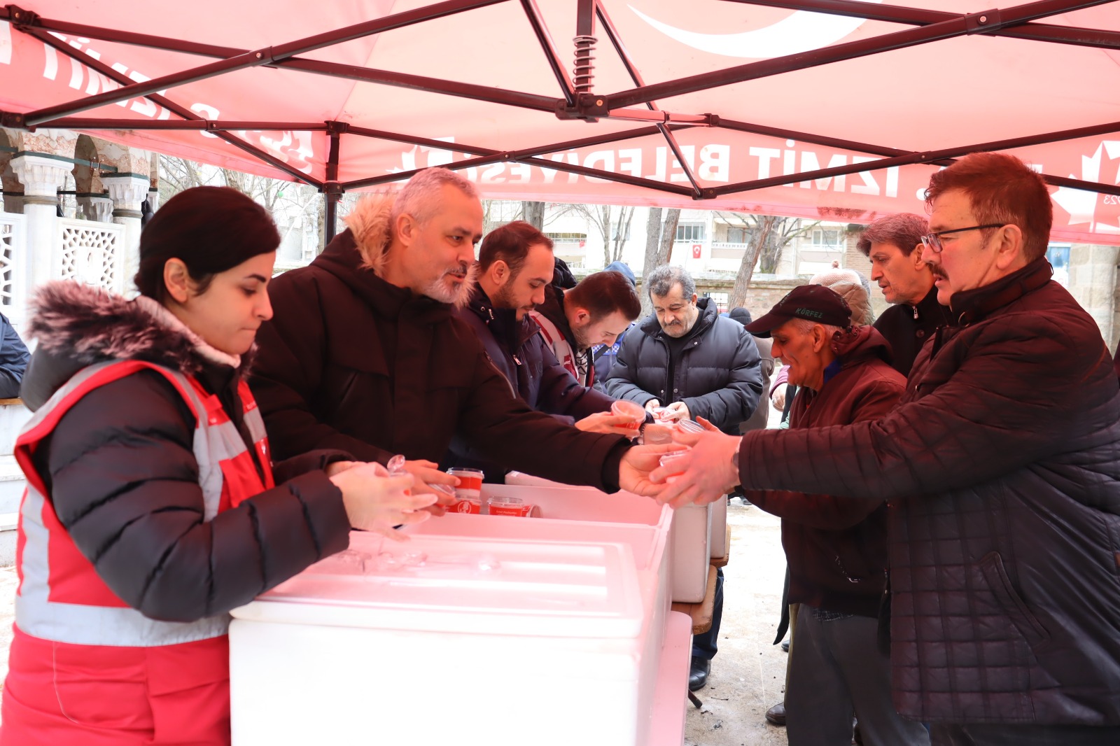 İzmit Belediyesinden Regaip Kandili’nde vatandaşlara helva ikramı (2)