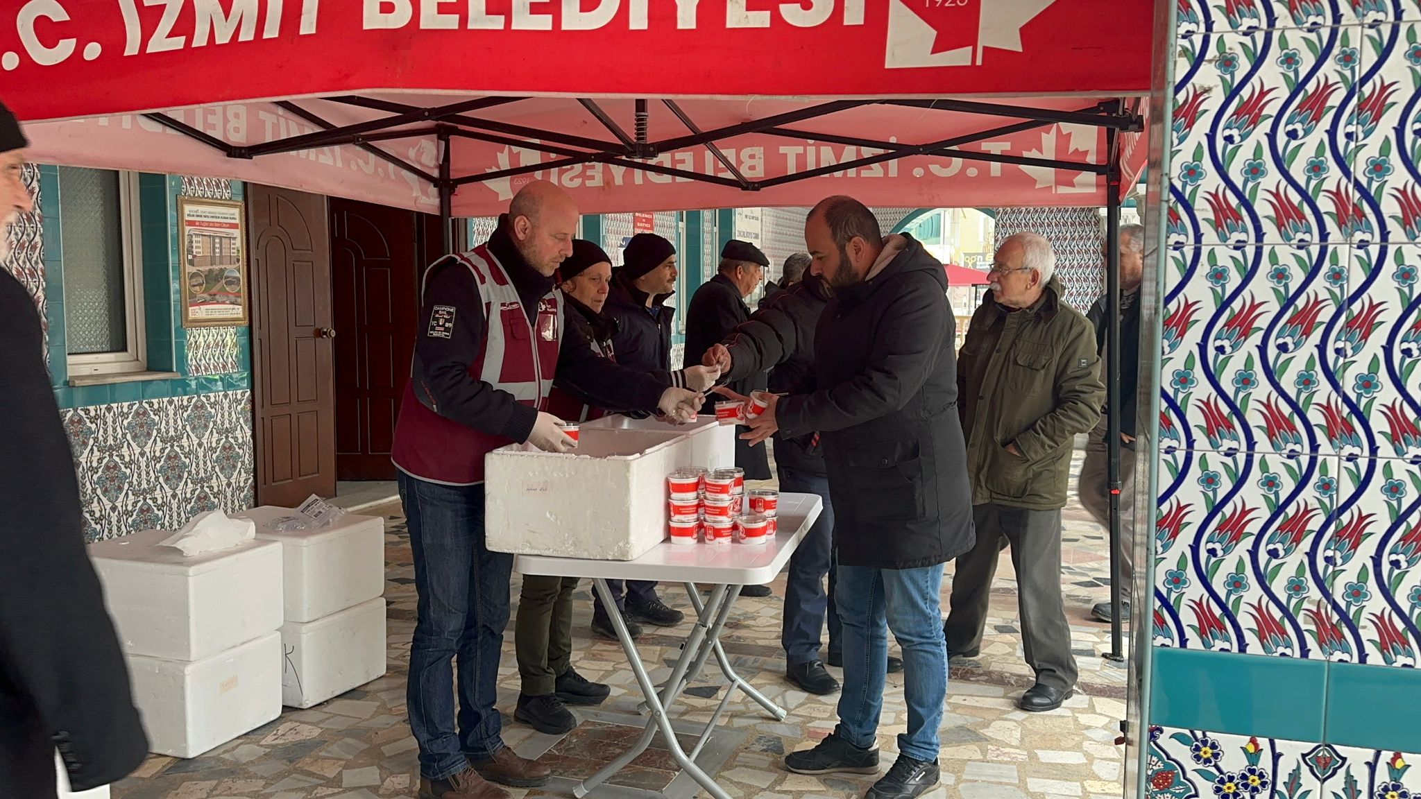 İzmit Belediyesinden Regaip Kandili’nde vatandaşlara helva ikramı (4)