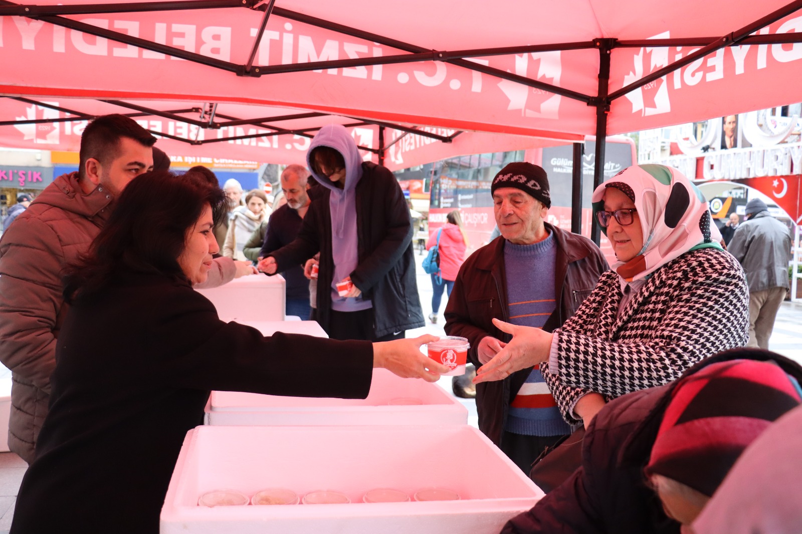 İzmit Belediyesinden Regaip Kandili’nde vatandaşlara helva ikramı (6)