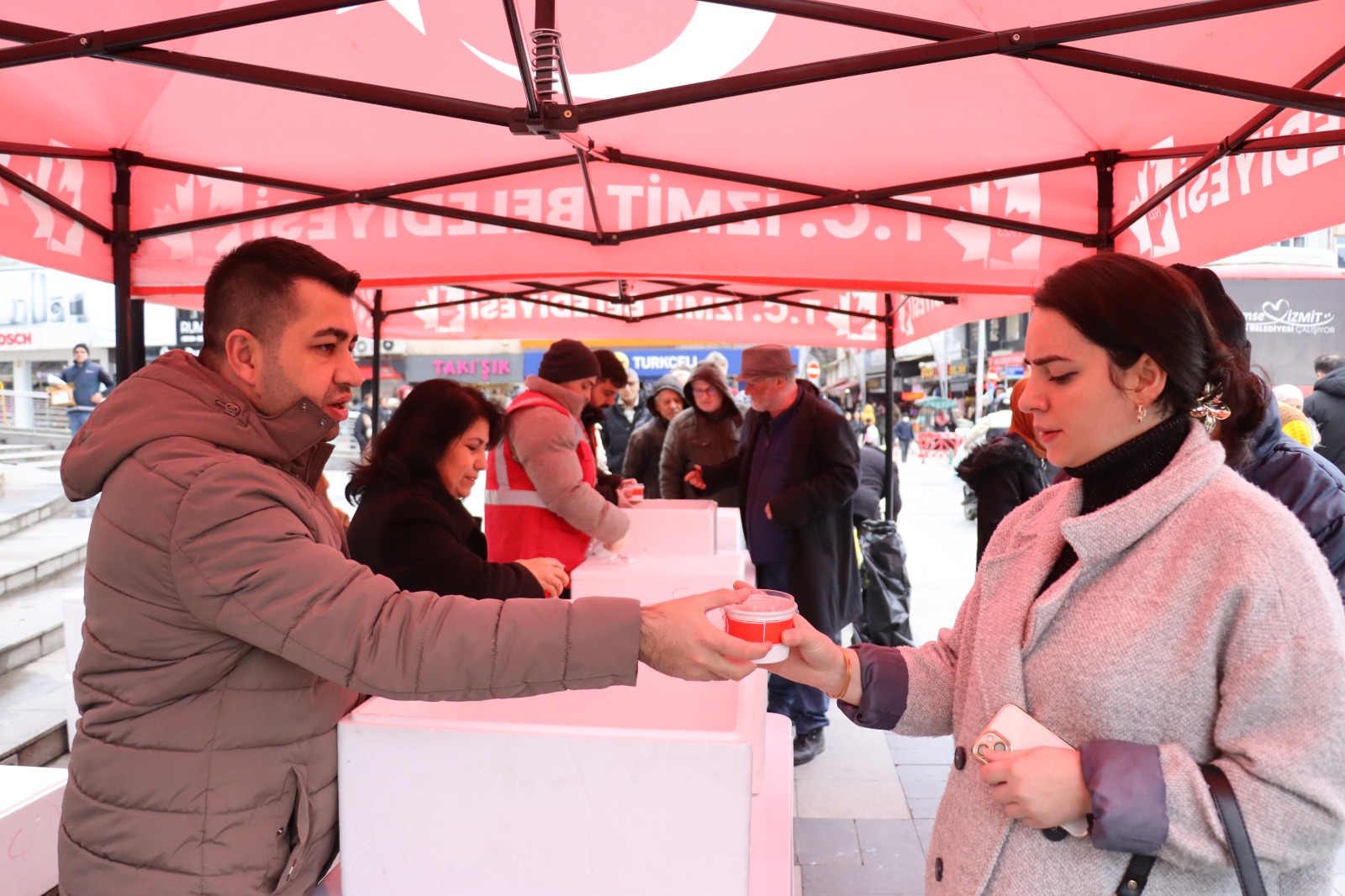 İzmit Belediyesinden Regaip Kandili’nde vatandaşlara helva ikramı (7)