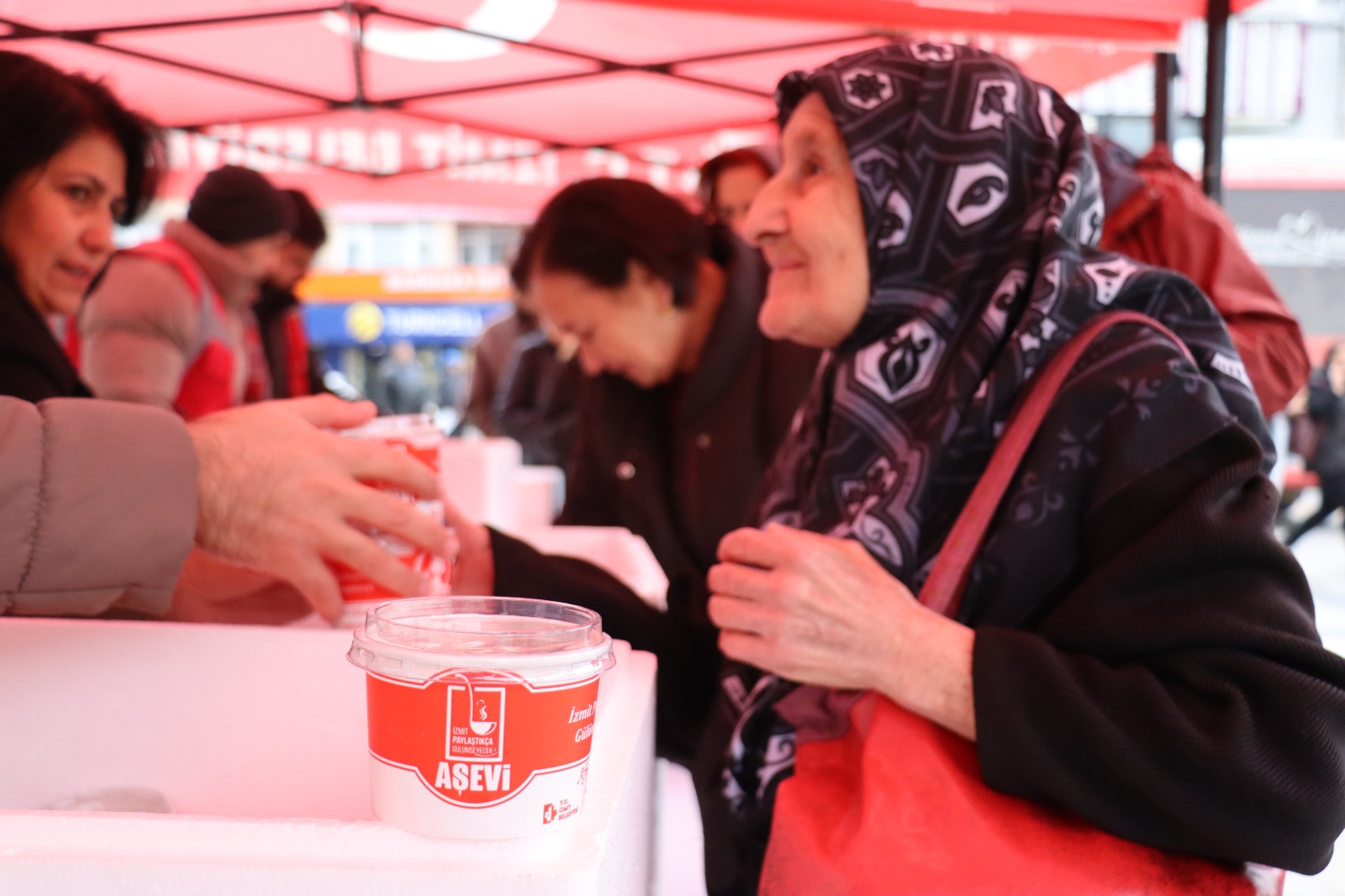 İzmit Belediyesinden Regaip Kandili’nde vatandaşlara helva ikramı (8)