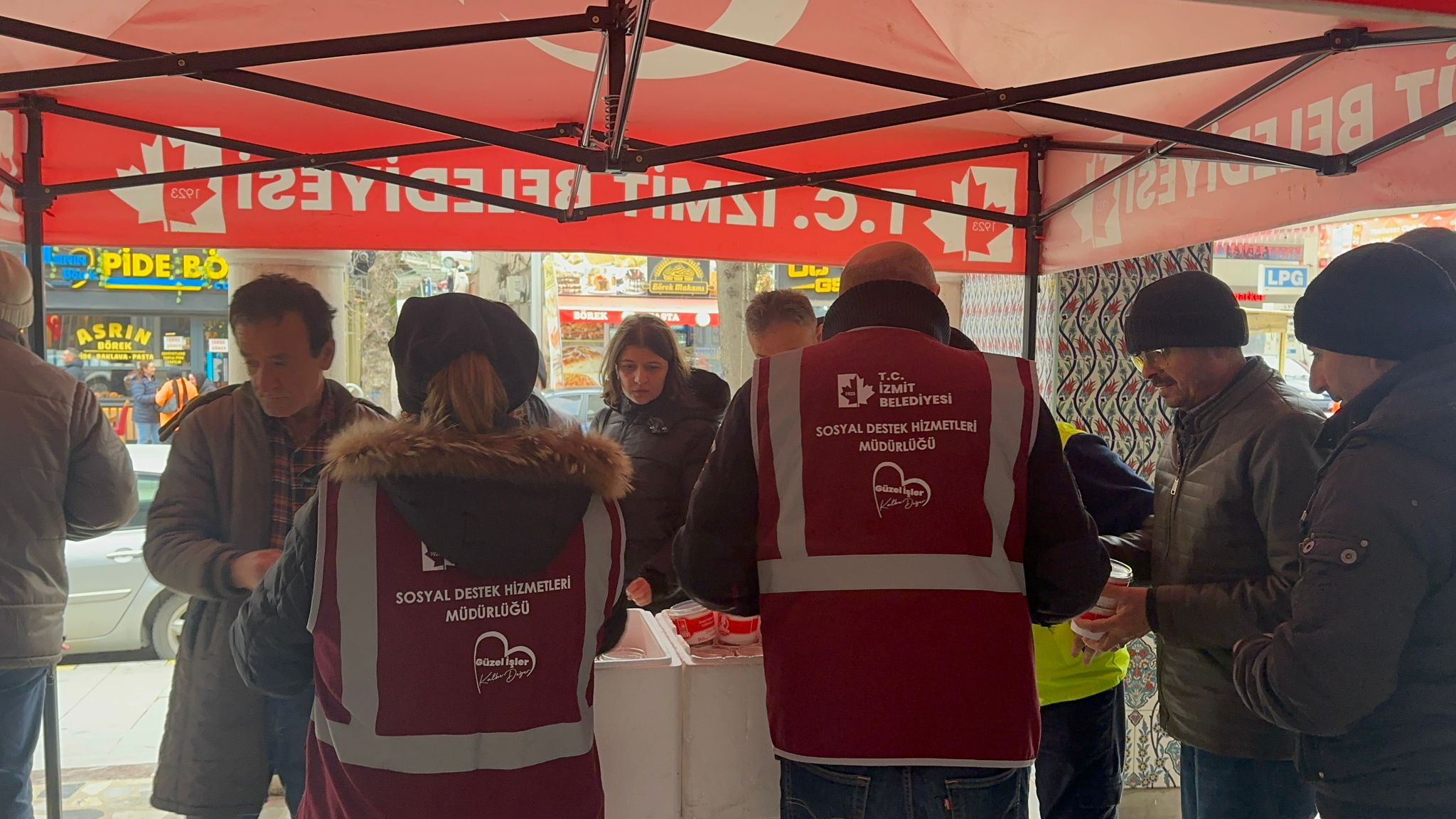 İzmit Belediyesinden Regaip Kandili’nde vatandaşlara helva ikramı (9)