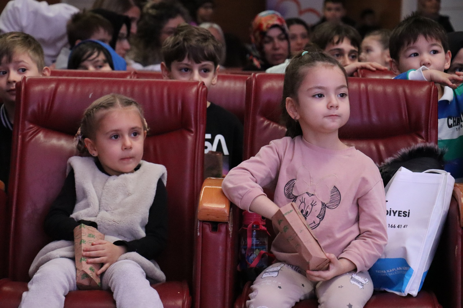 Izmit Çocuk Festivali'nde çocuklar çok egleniyor (2)