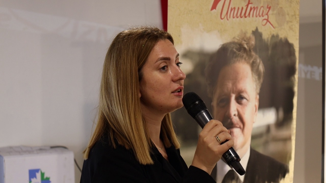 Minel Erdem Nazım'ın Yaşamaya Dair şiirini okurken