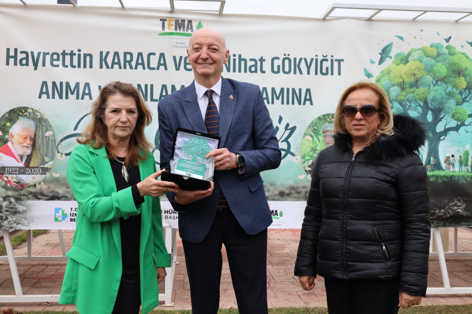 Plaket Takdimi
