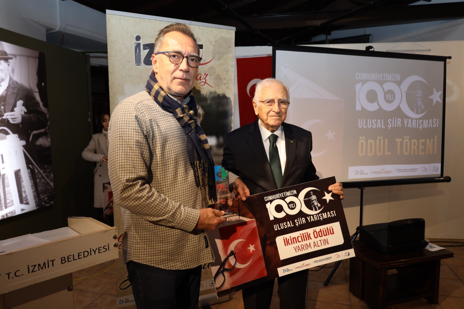 Suat Özdemir, Hakan Cucunel'in ödülünü Sefa Sözer'e takdim ederken