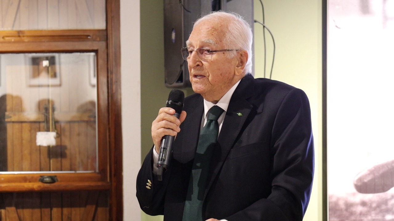 Suat Özdemir Tahir ile Zühre şiirini okudu