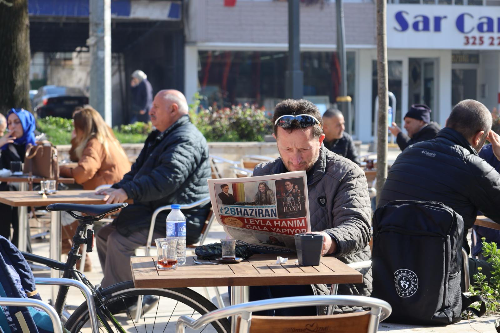 28 Haziran Gazetesinin yeni sayisi Izmitlilerin ellerinde (5)