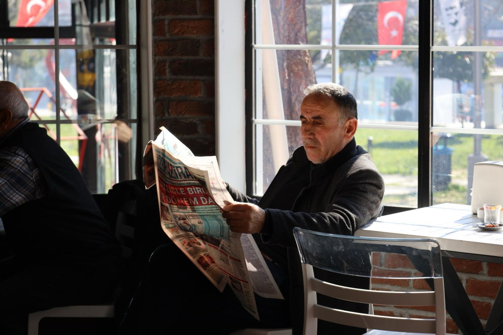 28 Haziran Gazetesinin yeni sayisi Izmitlilerin ellerinde (8)