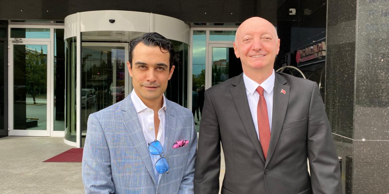 ‘LEYLA HANIM’IN BAŞROL OYUNCULARINDAN ANIL TAŞEZEN İZMİT’TE