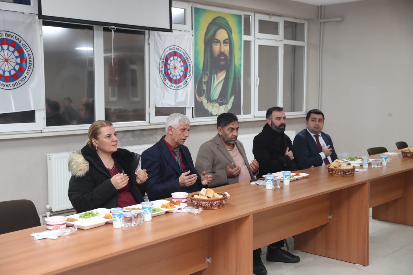 Başkan Hürriyet, Canların iftar sofrasına konuk oldu (7)