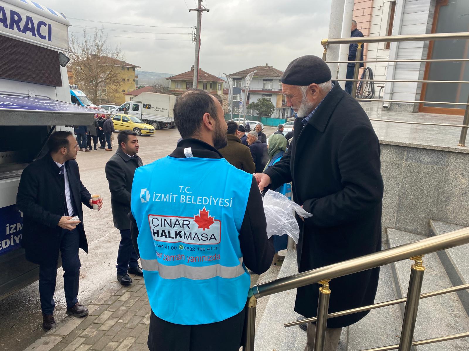 Baskan Hürriyet, Cuma namazi sonrasi Kemer Camii cemaatiyle bulustu (1)
